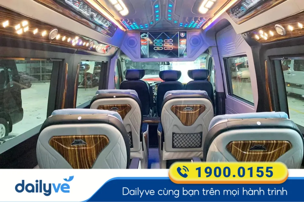 Dòng limousine 9 chỗ của nhà xe Hoa Mai có nhiều chuyến xe trong ngày thuận tiện cho du khách
