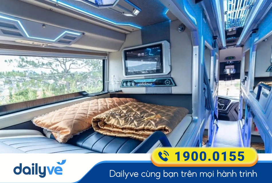 Xe limousine giường nằm cung cấp nội thất và tiện ích sang trọng, cao cấp hơn, phù hợp để nghỉ ngơi
