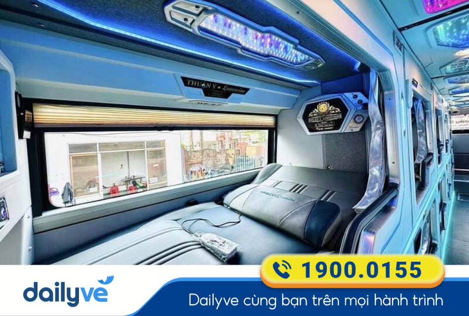 Xe limousine giường nằm cung cấp nội thất và tiện ích sang trọng, cao cấp hơn, phù hợp để nghỉ ngơi