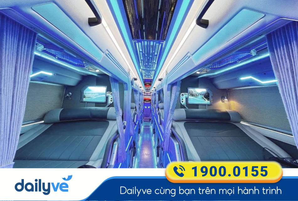 Xe limousine giường nằm cung cấp nội thất và tiện ích sang trọng, cao cấp hơn, phù hợp để nghỉ ngơi