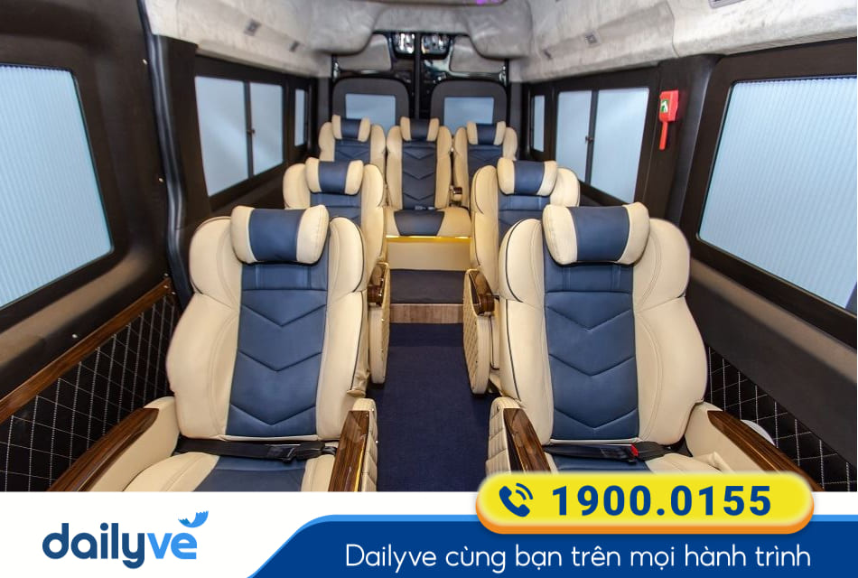 Xe limousine ghế ngồi cung cấp nội thất và tiện ích sang trọng, cao cấp hơn, phù hợp để nghỉ ngơi