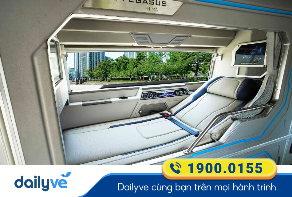 Xe limousine giường nằm cung cấp nội thất và tiện ích sang trọng, cao cấp hơn, phù hợp để nghỉ ngơi