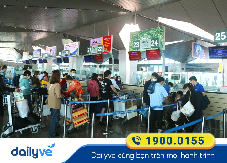 Hành khách làm thủ tục tại Sân bay Quốc tế Vinh