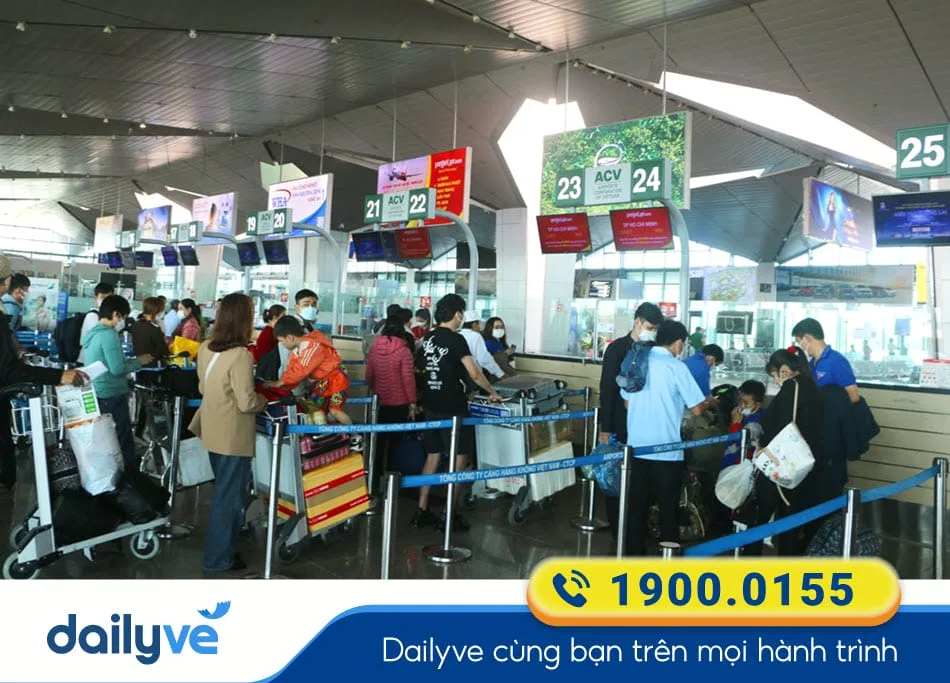 Hành khách làm thủ tục tại Sân bay Quốc tế Vinh