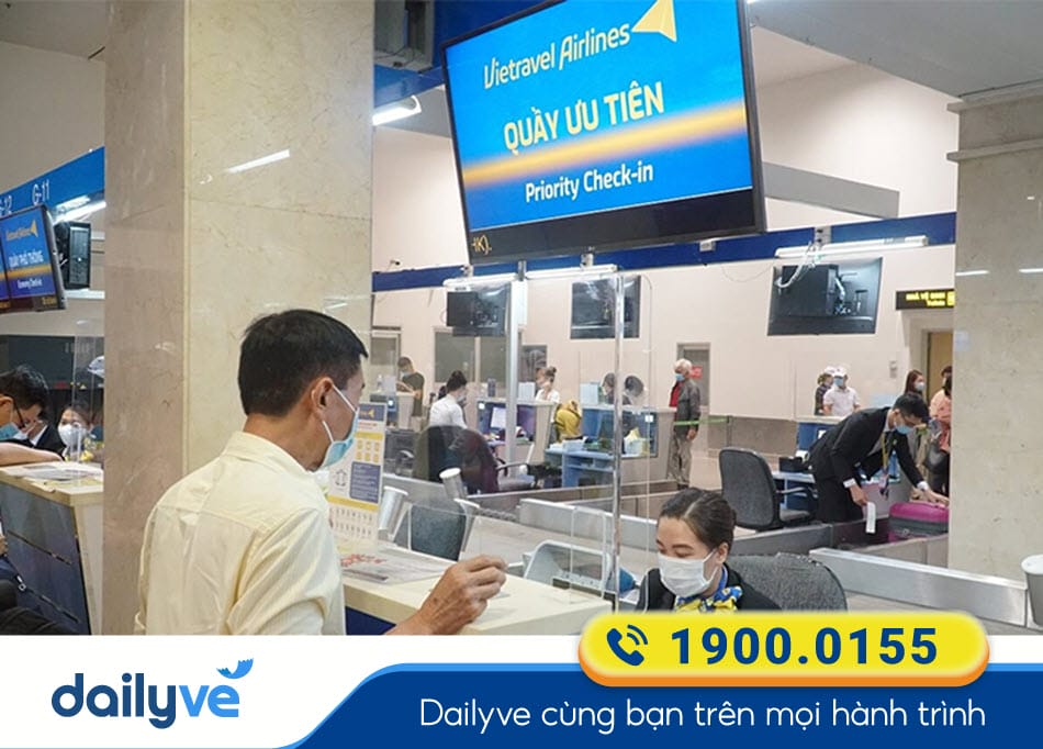 Hành khách mua vé Vietravel Airlines tại quầy vé