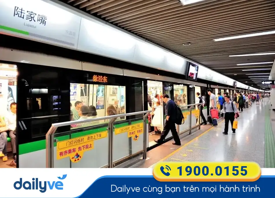 Tàu điện ngầm Metro Line 2 di chuyển từ Sân bay Phố Đông